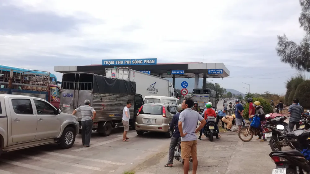 Người dân và tài xế phản ứng, BOT Sông Phan lại xả trạm ảnh 1