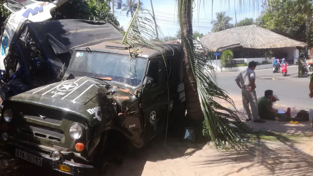 Xe ben đổ dốc mất thắng tông hàng loạt xe ở khu du lịch Mũi Né ảnh 4