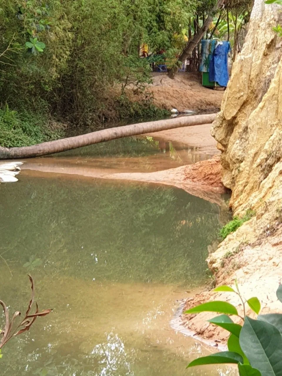 Chây ỳ khắc phục việc san đất chặn ngang thắng cảnh suối Tiên ảnh 2