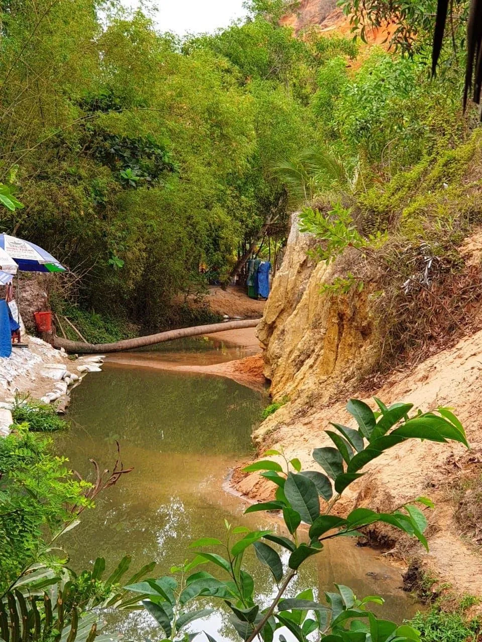 Chây ỳ khắc phục việc san đất chặn ngang thắng cảnh suối Tiên ảnh 3