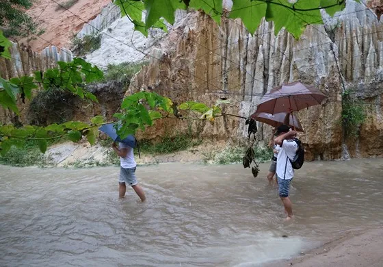 Chây ỳ khắc phục việc san đất chặn ngang thắng cảnh suối Tiên ảnh 1