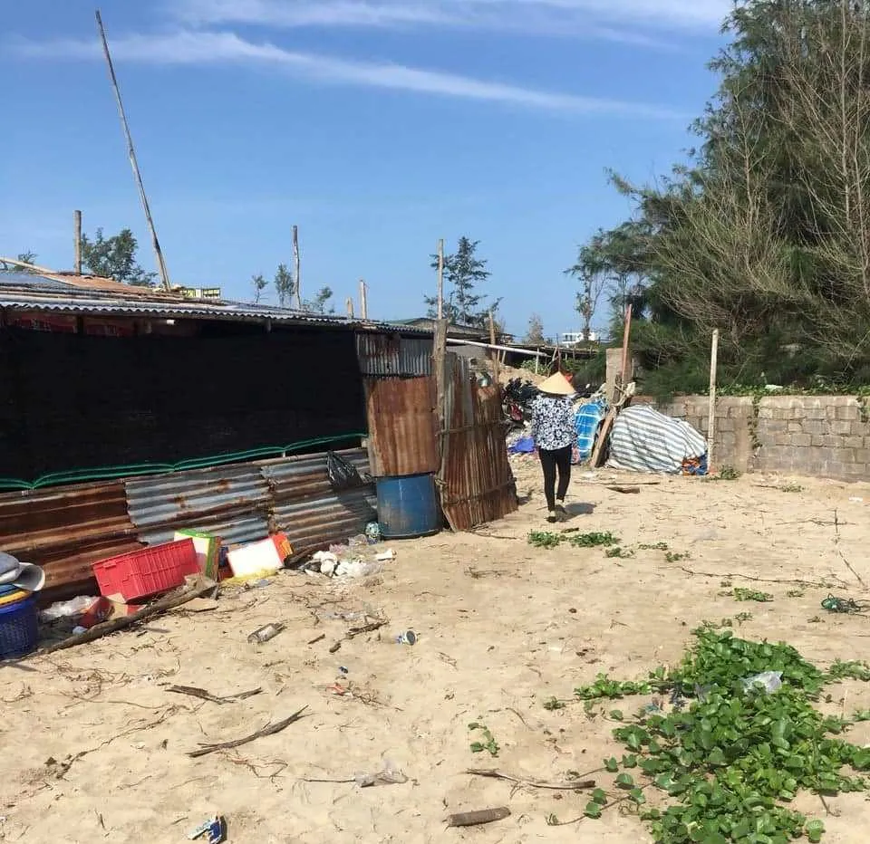 Tháo dỡ hàng rào thép gai chặn ngang bãi Sau biển Mũi Né ảnh 2