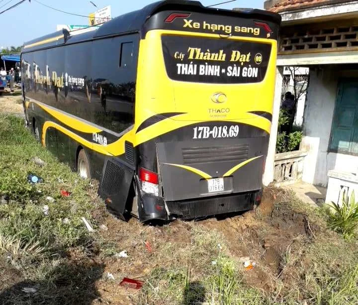 Xe khách ủi bay hàng loạt xe máy đang dừng bên lề đường ảnh 3 Xe khách ủi bay hàng loạt xe máy đang dừng bên lề đường ảnh 3