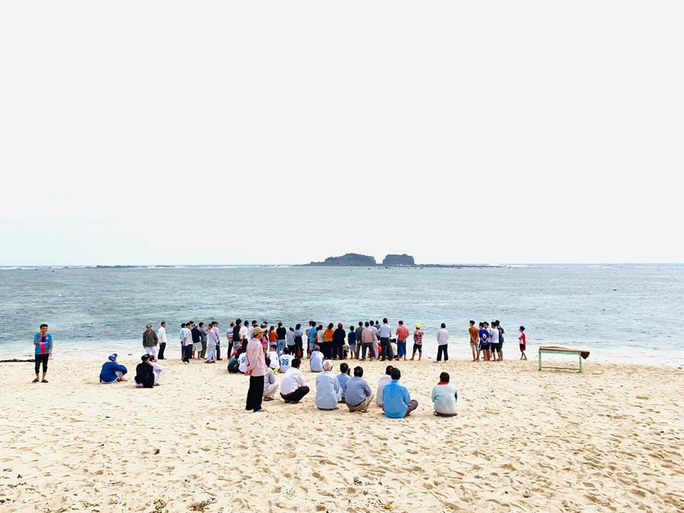 Ngư dân đảo Phú Quý nỗ lực giải cứu cá voi dài hơn 2m dạt vào bờ biển ảnh 4 Ngư dân đảo Phú Quý nỗ lực giải cứu cá voi dài hơn 2m dạt vào bờ biển ảnh 4