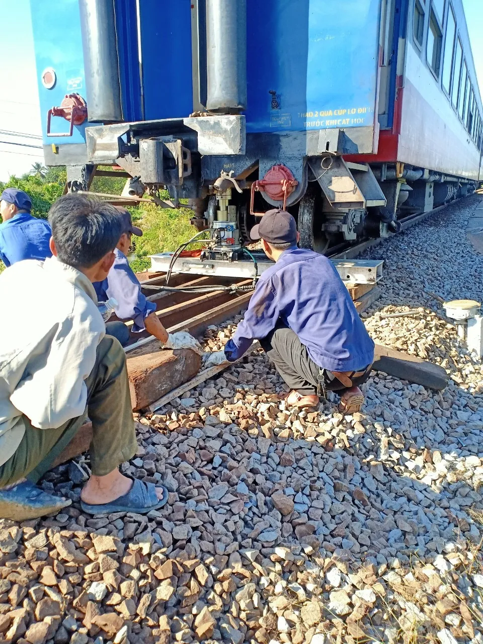 Vụ tàu lửa trật đường ray: Đến 16 giờ 30, đường sắt Bắc - Nam được thông tuyến ảnh 1