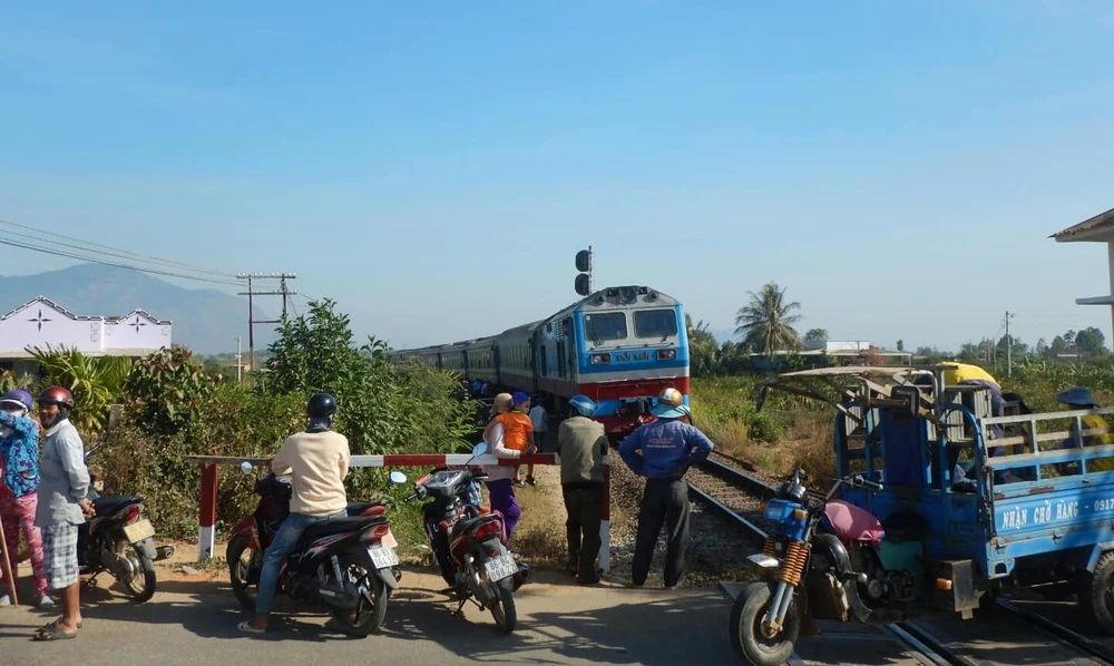 Tàu SE25 bị trật bánh khiến đường sắt Bắc - Nam bị ngưng trệ.