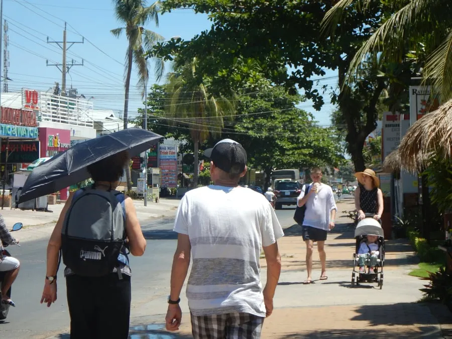 Mặc dịch Covid-19, khách Tây vẫn thản nhiên rong chơi ở biển Mũi Né ảnh 1 Mặc dịch Covid-19, khách Tây vẫn thản nhiên rong chơi ở biển Mũi Né ảnh 1