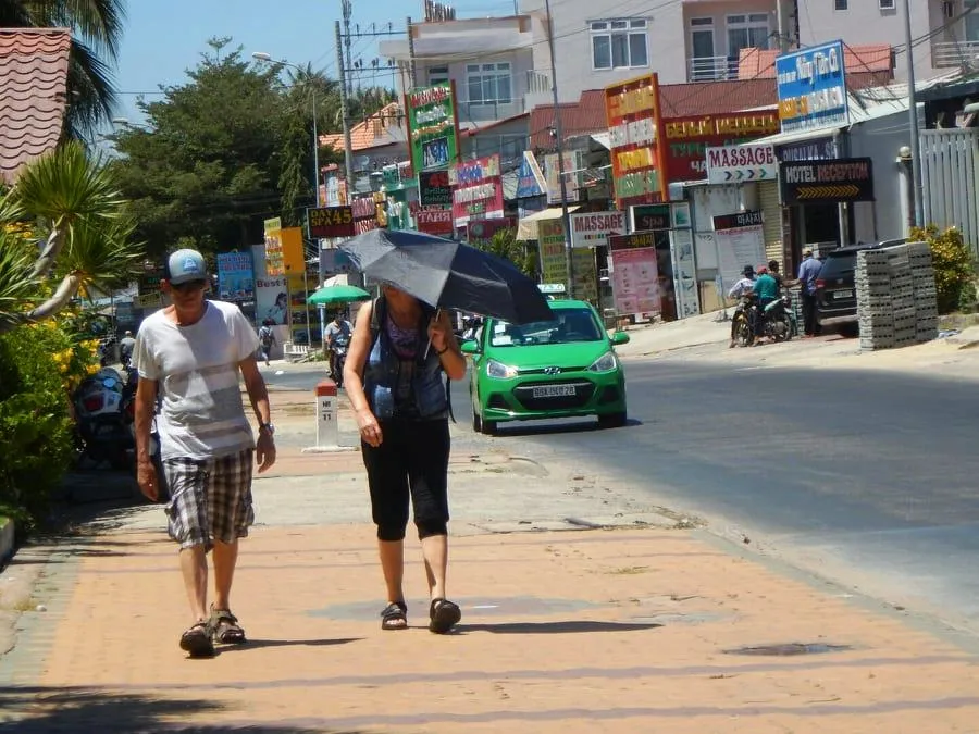 Mặc dịch Covid-19, khách Tây vẫn thản nhiên rong chơi ở biển Mũi Né ảnh 4 Mặc dịch Covid-19, khách Tây vẫn thản nhiên rong chơi ở biển Mũi Né ảnh 4