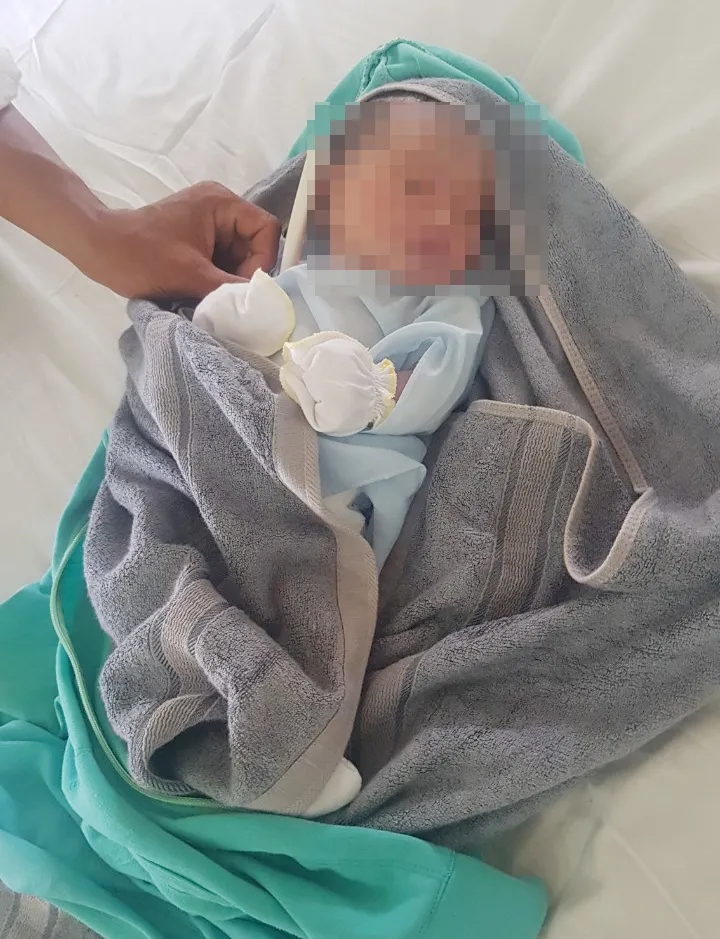 Công an xã phát hiện 1 trẻ sơ sinh nằm khóc trong túi ni lông ảnh 1