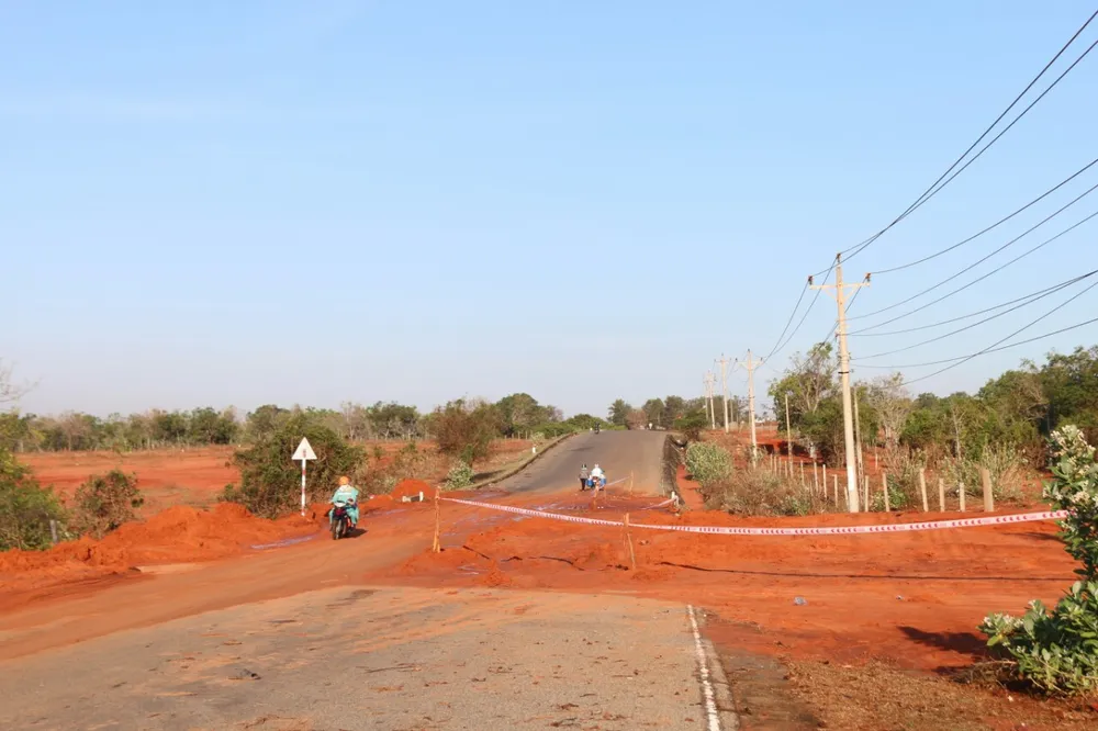 Lại xảy ra nhiều điểm sạt lở, lũ cát trên các tuyến đường ven biển Bình Thuận ảnh 2