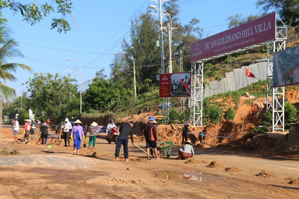 Lại xảy ra nhiều điểm sạt lở, lũ cát trên các tuyến đường ven biển Bình Thuận ảnh 4