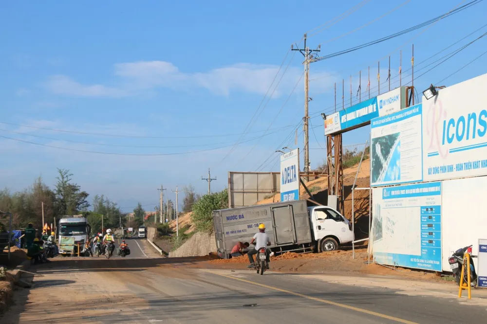 Lại xảy ra nhiều điểm sạt lở, lũ cát trên các tuyến đường ven biển Bình Thuận ảnh 3