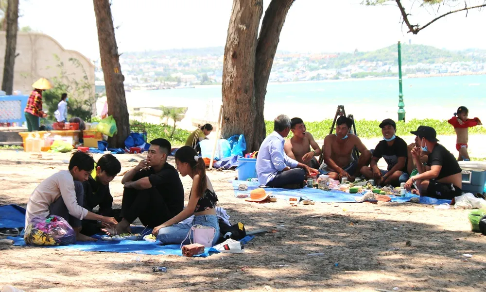 Bình Thuận tạm dừng karaoke, bar, vũ trường... từ 0 giờ ngày 3-5 ảnh 1