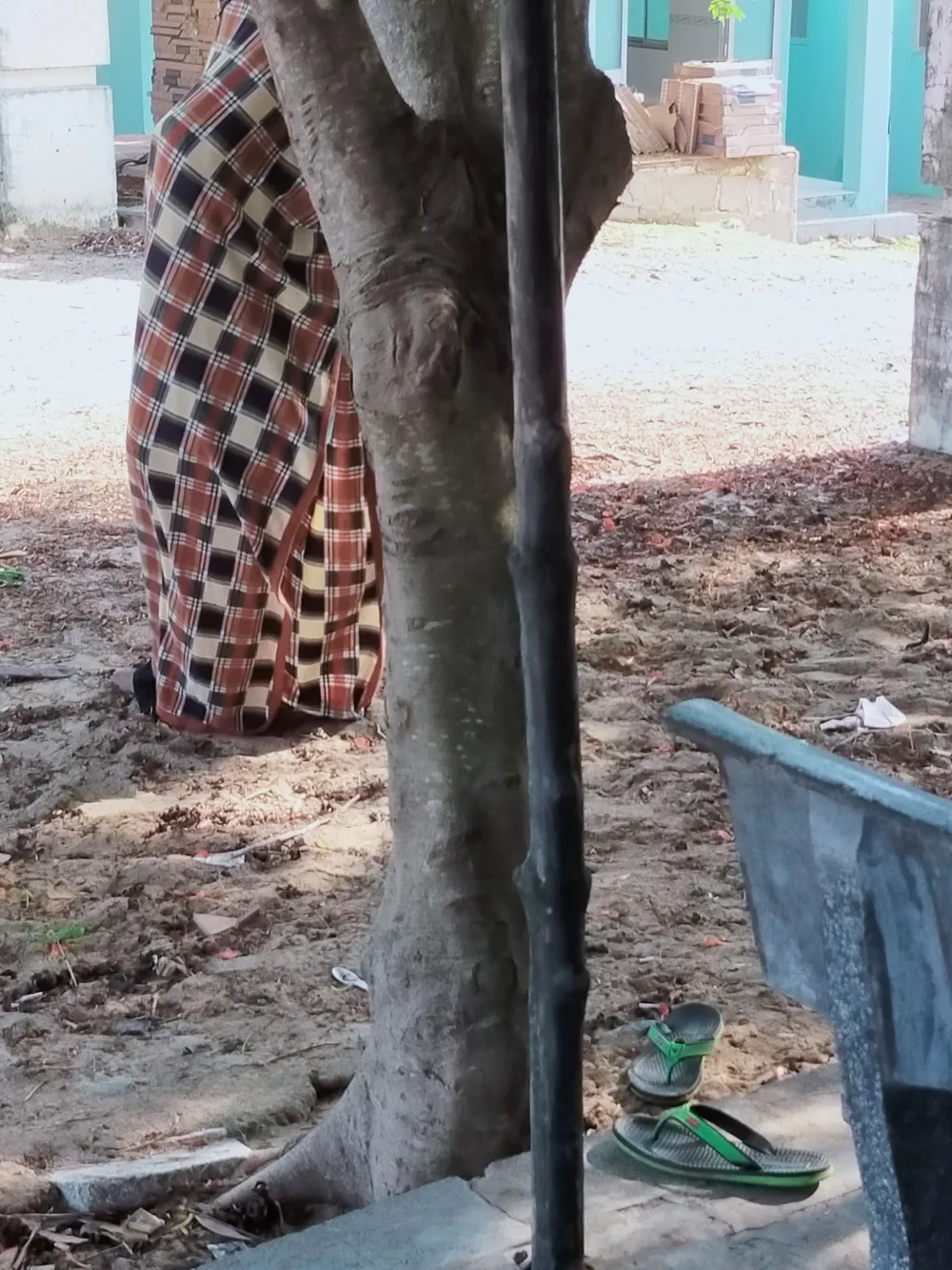 Đi chăn bò thuê, người đàn ông tử vong bất thường trước cổng nghĩa trang ảnh 1