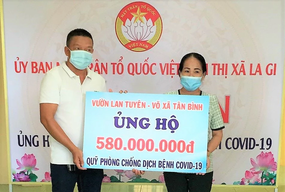 Anh Tuyên và gia đình đã tặng toàn bộ số tiền 580 triệu đồng từ việc bán đấu giá 2 cây lan quý cho Quỹ phòng chống dịch Covid-19