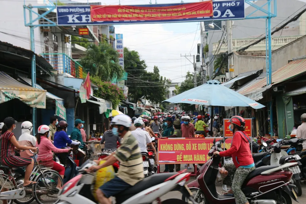 Người dân TP Phan Thiết đổ xô mua sắm trước giờ thực hiện giãn cách xã hội theo Chỉ thị 16 ảnh 2