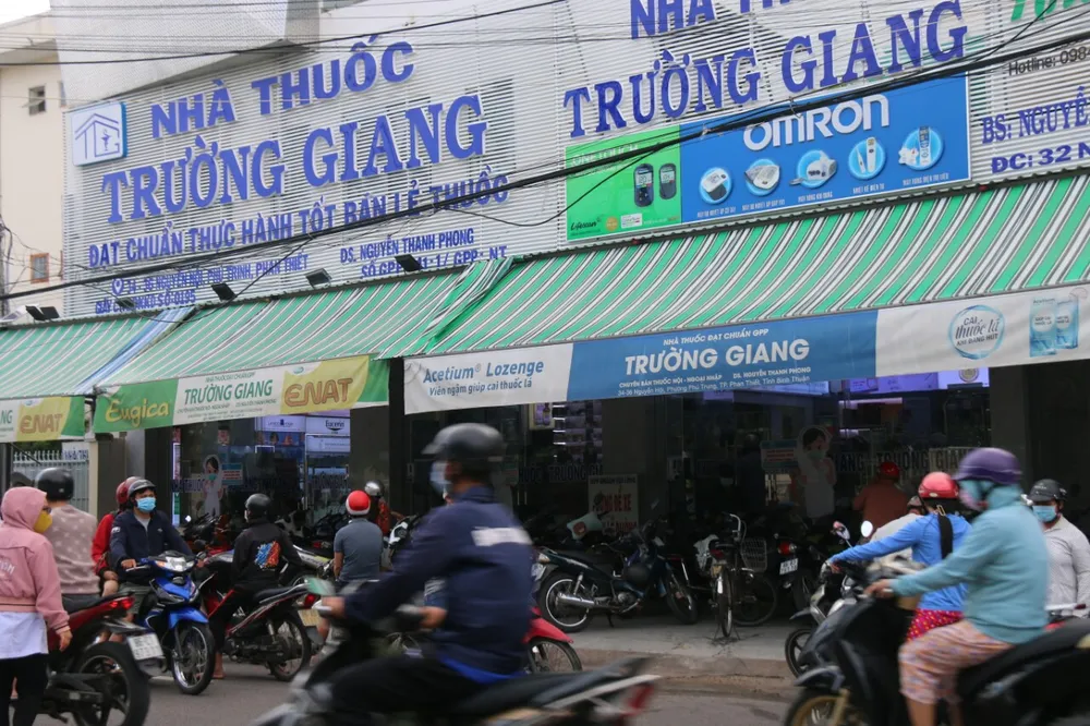 Người dân TP Phan Thiết đổ xô mua sắm trước giờ thực hiện giãn cách xã hội theo Chỉ thị 16 ảnh 4