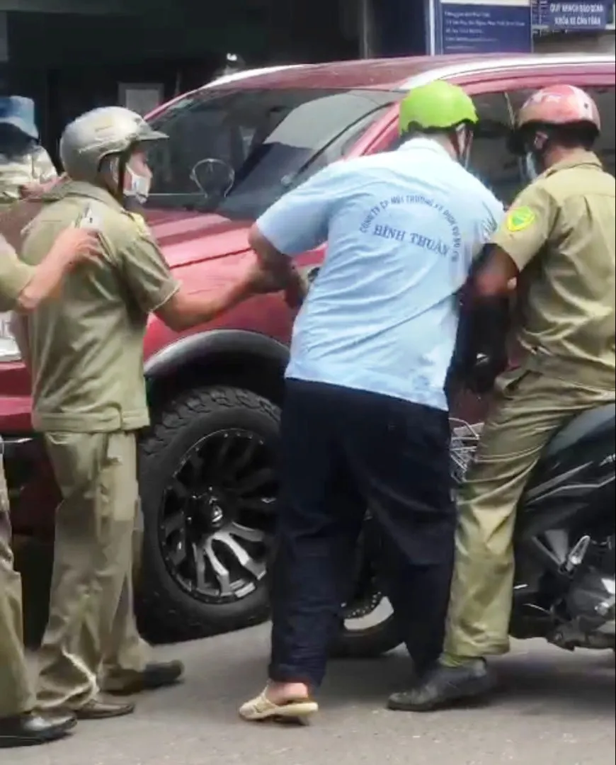 Ông D. lớn tiếng, cãi vã, gạt tay,... với lực lượng chức năng đang làm nhiệm vụ
