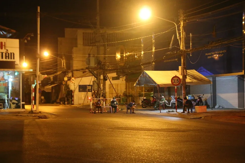 Trắng đêm tuần tra, trực chốt không để người dân ra đường ảnh 8