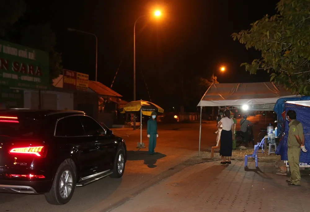 Trắng đêm tuần tra, trực chốt không để người dân ra đường ảnh 5