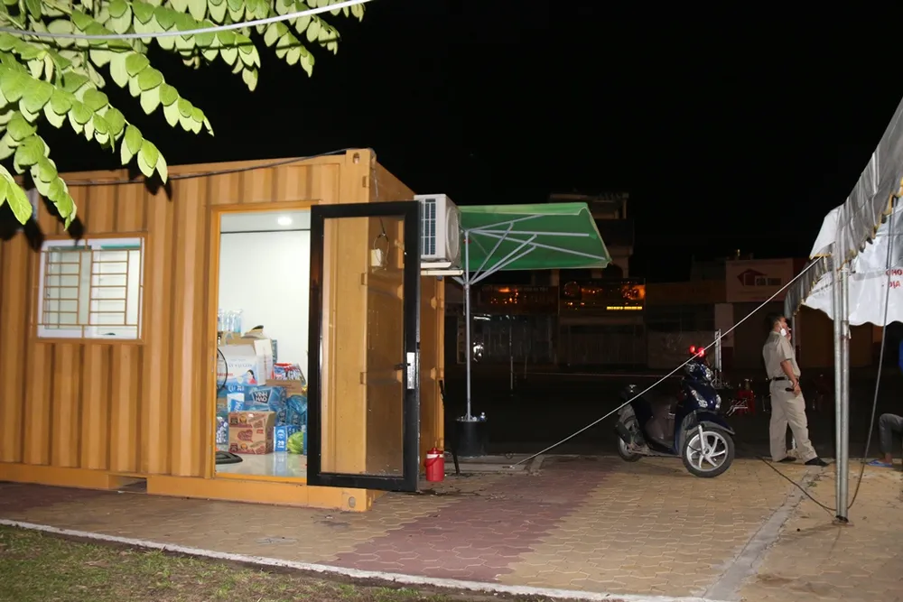 Trắng đêm tuần tra, trực chốt không để người dân ra đường ảnh 10