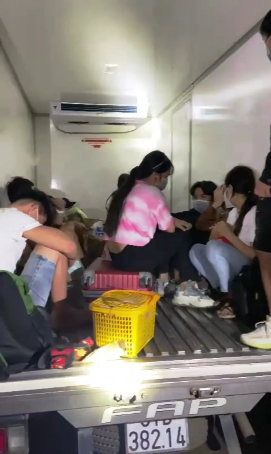 Hỗ trợ đưa 15 người vượt chốt kiểm dịch trong xe đông lạnh về quê ảnh 1