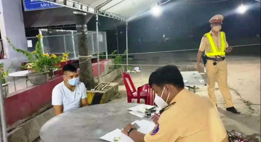 Nhồi nhét 15 người trong xe đông lạnh để vượt chốt kiểm dịch ảnh 3