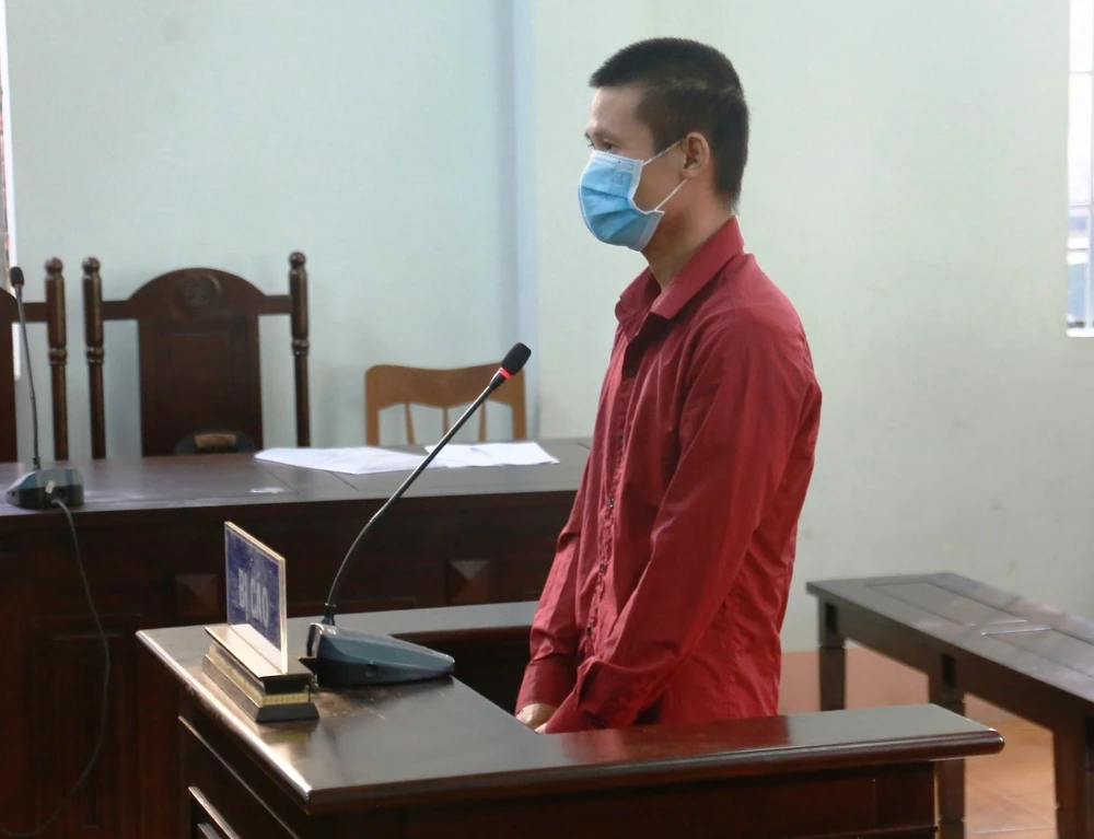 12 tháng tù cho người vượt chốt kiểm dịch, tông vào xe của công an ảnh 1 12 tháng tù cho người vượt chốt kiểm dịch, tông vào xe của công an ảnh 1
