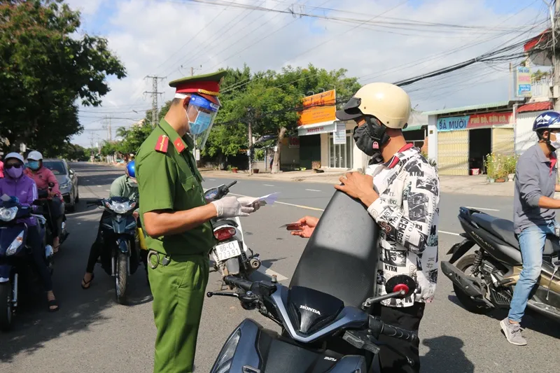 Ca mắc Covid-19 tăng vọt, TP Phan Thiết chuyển từ “vùng vàng” sang “vùng cam“ ảnh 2