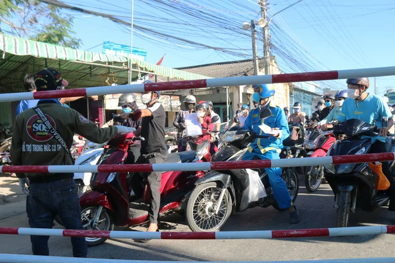 Ùn tắc nghiêm trọng tại chốt kiểm soát “vùng đỏ” trên quốc lộ 28 qua tỉnh Bình Thuận ảnh 6