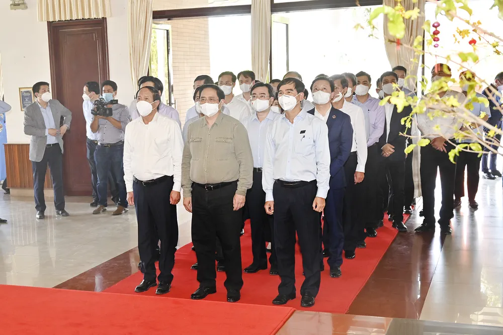 Thủ tướng dâng hương tưởng niệm Chủ tịch Hồ Chí Minh tại Bình Thuận ảnh 1