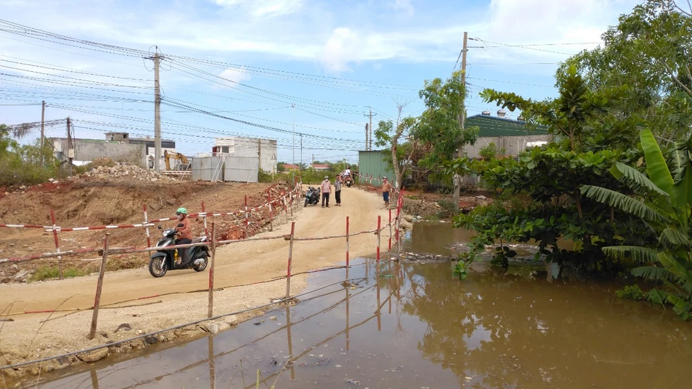Thi công cầu gây cản trở dòng chảy, nguy cơ hàng trăm hộ dân bị ngập lụt ảnh 2 Thi công cầu gây cản trở dòng chảy, nguy cơ hàng trăm hộ dân bị ngập lụt ảnh 2