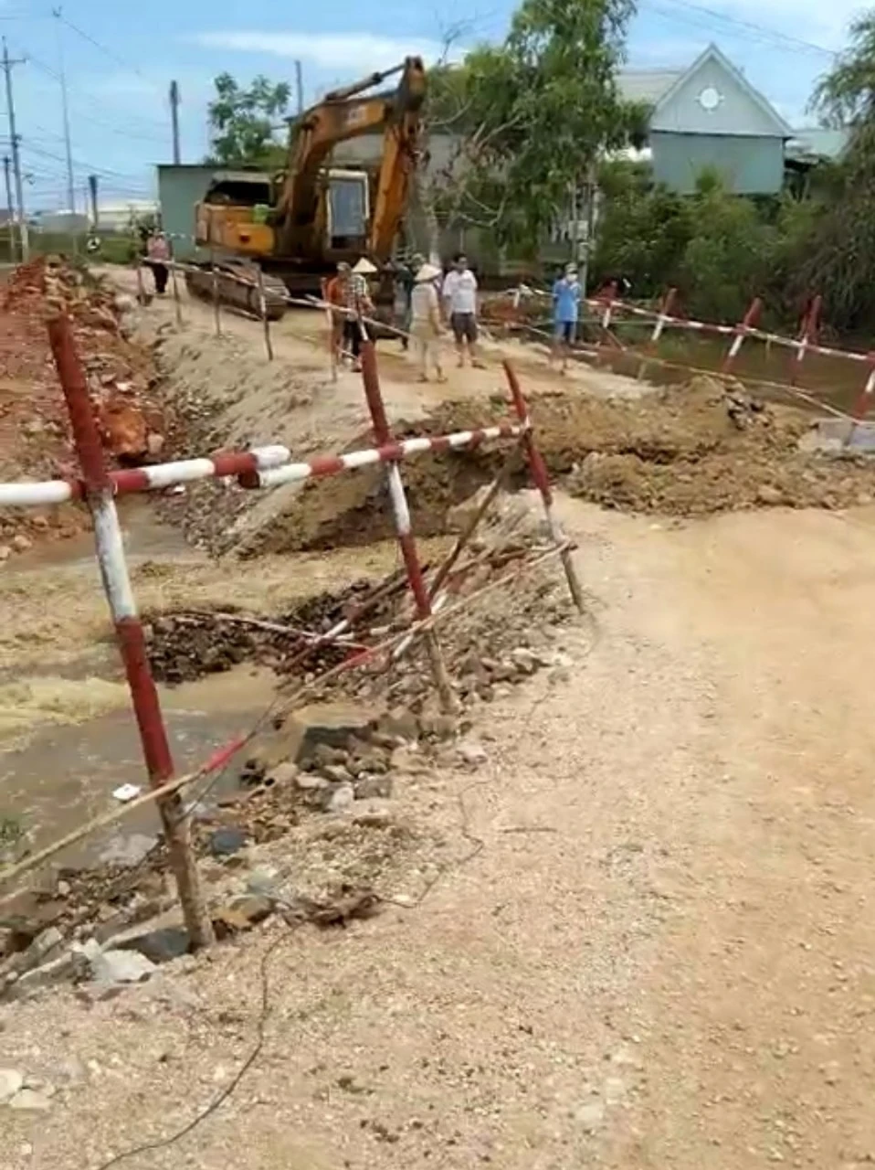 Thi công cầu gây cản trở dòng chảy, nguy cơ hàng trăm hộ dân bị ngập lụt ảnh 4 Thi công cầu gây cản trở dòng chảy, nguy cơ hàng trăm hộ dân bị ngập lụt ảnh 4