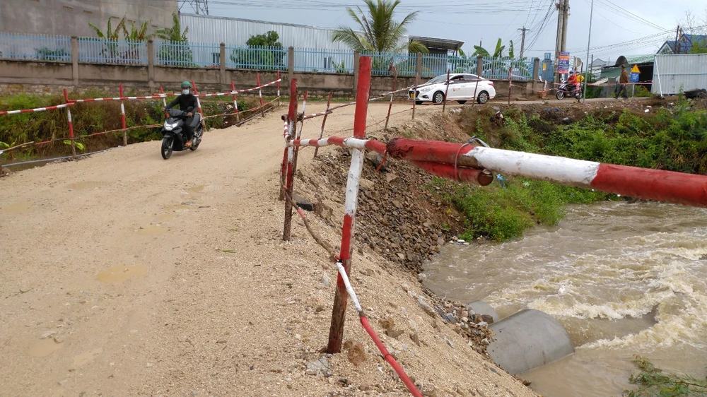 Thi công cầu gây cản trở dòng chảy, nguy cơ hàng trăm hộ dân bị ngập lụt ảnh 1 Thi công cầu gây cản trở dòng chảy, nguy cơ hàng trăm hộ dân bị ngập lụt ảnh 1