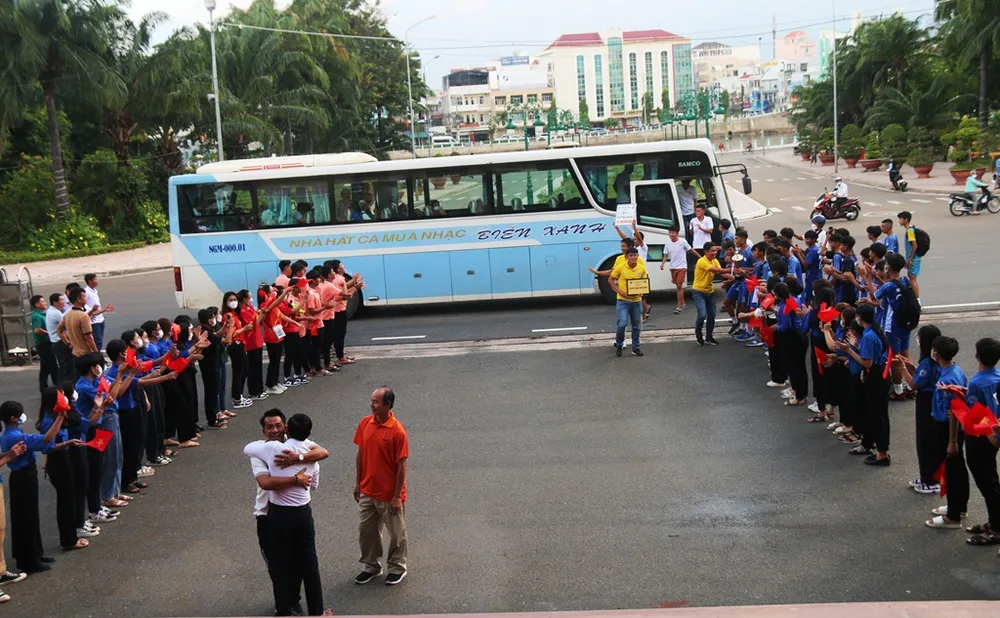  Lễ đón đội tuyển bóng đá Bình Thuận thăng hạng sau gần 30 năm chờ đợi ảnh 2