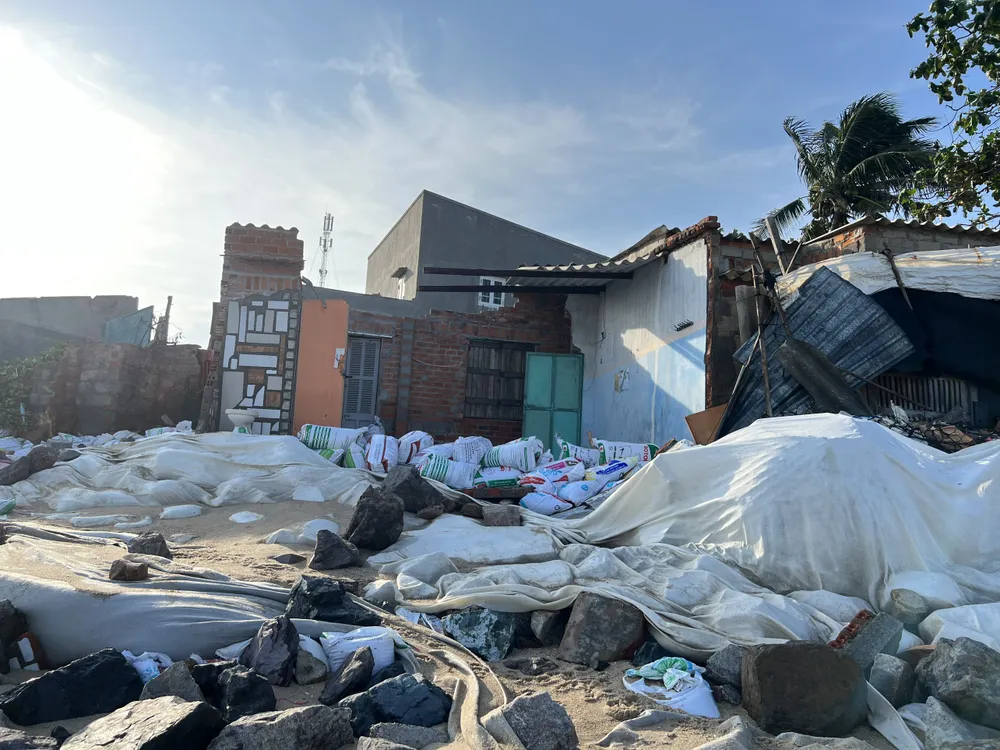 Bình Thuận: Sóng lớn gây sạt lở bờ biển nghiêm trọng, nhiều tài sản bị cuốn trôi ảnh 1