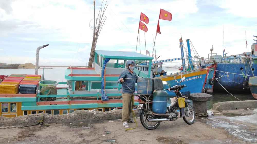 Thiếu hụt nguồn dầu vào thời điểm khai thác chính vụ, ngư dân Bình Thuận lao đao ảnh 4