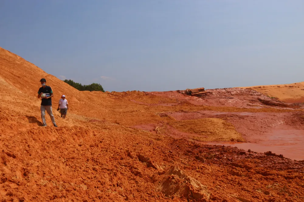 Vụ sụp bãi thải khai thác titan: Đã tìm thấy thi thể thứ 3, còn 1 người mất tích ảnh 1