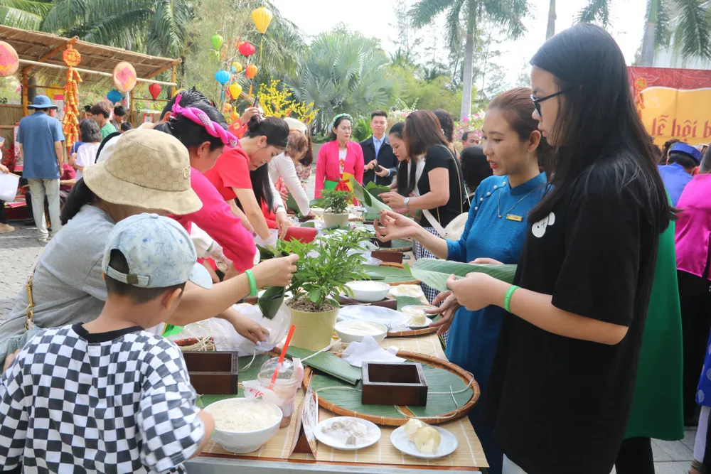 Rất đông du khách có mặt tại TP Phan Thiết để tham gia thi gói bánh chưng Rất đông du khách có mặt tại TP Phan Thiết để tham gia thi gói bánh chưng