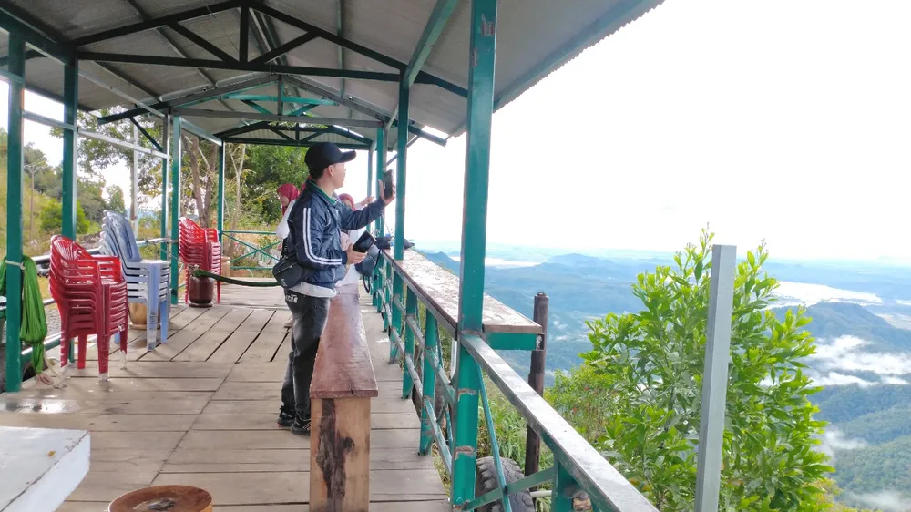 Trạm dừng chân xây dựng sơ sài, chông chênh, mất an toàn. Trạm dừng chân xây dựng sơ sài, chông chênh, mất an toàn.