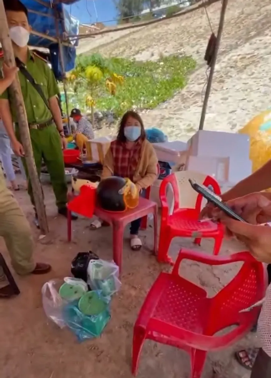 Lực lượng chức năng kiểm tra cân của các tiểu thương tại chợ làng chài Mũi Né. Lực lượng chức năng kiểm tra cân của các tiểu thương tại chợ làng chài Mũi Né.