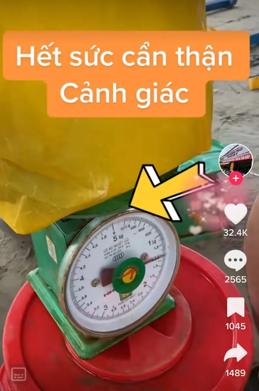 Hình ảnh du khách "tố" tiểu thương chợ hải sản làng chài Mũi Né dùng cân "gian dối". Ảnh cắt từ clip Hình ảnh du khách "tố" tiểu thương chợ hải sản làng chài Mũi Né dùng cân "gian dối". Ảnh cắt từ clip