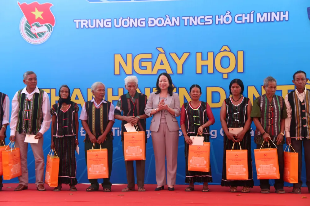 Già làng, chức sắc tiêu biểu tại huyện Hàm Thuận Bắc, tỉnh Bình Thuận vui mừng khi được Quyền Chủ tịch nước Võ Thị Ánh Xuân thăm, tặng quà. Già làng, chức sắc tiêu biểu tại huyện Hàm Thuận Bắc, tỉnh Bình Thuận vui mừng khi được Quyền Chủ tịch nước Võ Thị Ánh Xuân thăm, tặng quà.