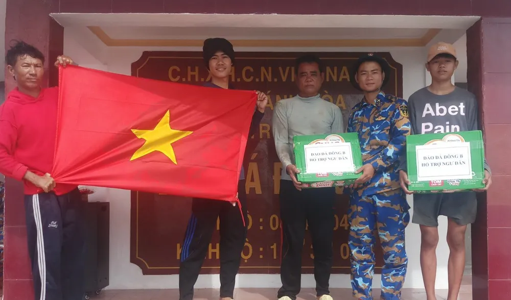 Đảo Đá Đông B hỗ trợ ngư dân bị cạn lương thực do thời tiết xấu. Đảo Đá Đông B hỗ trợ ngư dân bị cạn lương thực do thời tiết xấu.