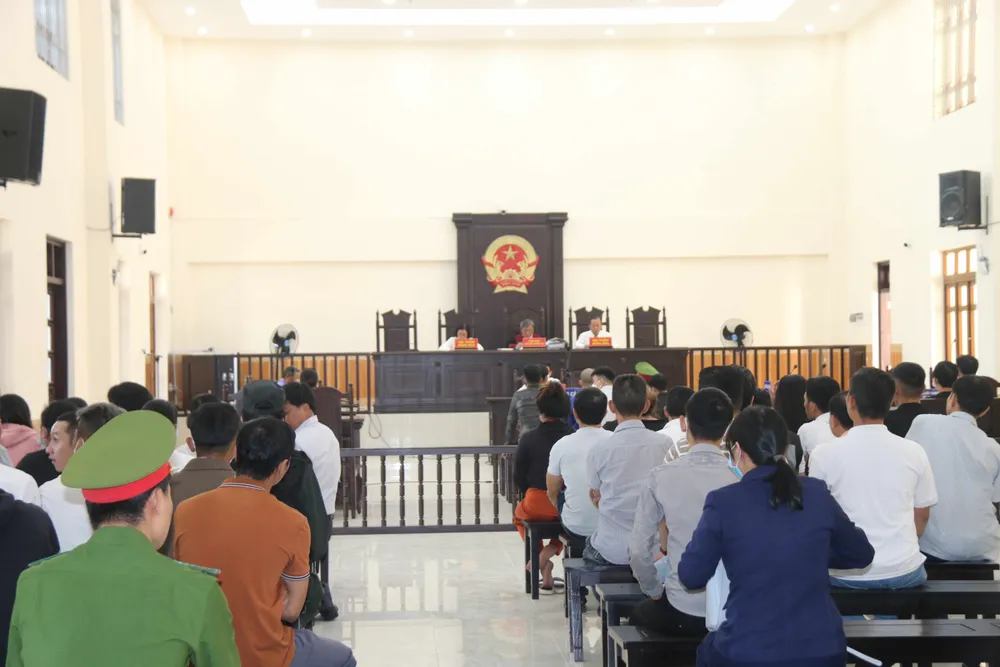 Rất đông người dân tới TAND tỉnh Bình Thuận để theo dõi phiên tòa Rất đông người dân tới TAND tỉnh Bình Thuận để theo dõi phiên tòa