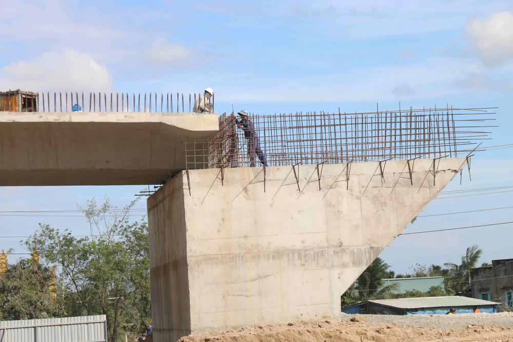 Công nhân thi công các dự án thành phần cao tốc đoạn Vĩnh Hảo - Phan Thiết. Ảnh: NGUYỄN TIẾN