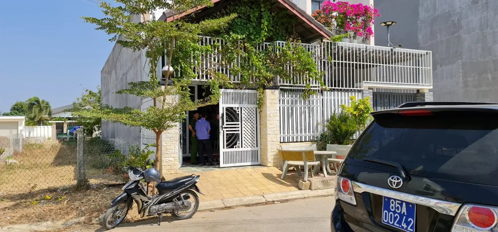 Khám xét nơi ở của các bị can. Ảnh: Đ.K. Khám xét nơi ở của các bị can. Ảnh: Đ.K.