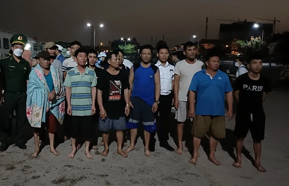 11 thuyền viên trên tàu Xuyên Á 126 đã được đưa vào bờ an toàn