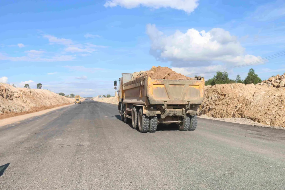 Dự án cao tốc Vĩnh Hảo – Phan Thiết và Phan Thiết – Dầu Giây đang còn thiếu khoảng 1,5 triệu m3 đất đắp để thi công đường gom, đường đầu cầu. Dự án cao tốc Vĩnh Hảo – Phan Thiết và Phan Thiết – Dầu Giây đang còn thiếu khoảng 1,5 triệu m3 đất đắp để thi công đường gom, đường đầu cầu.