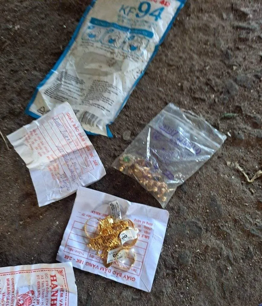 Sau hơn 10 giờ tìm kiếm, lục hơn 20 tấn rác, số vàng của người dân bỏ quên đã được tìm thấy